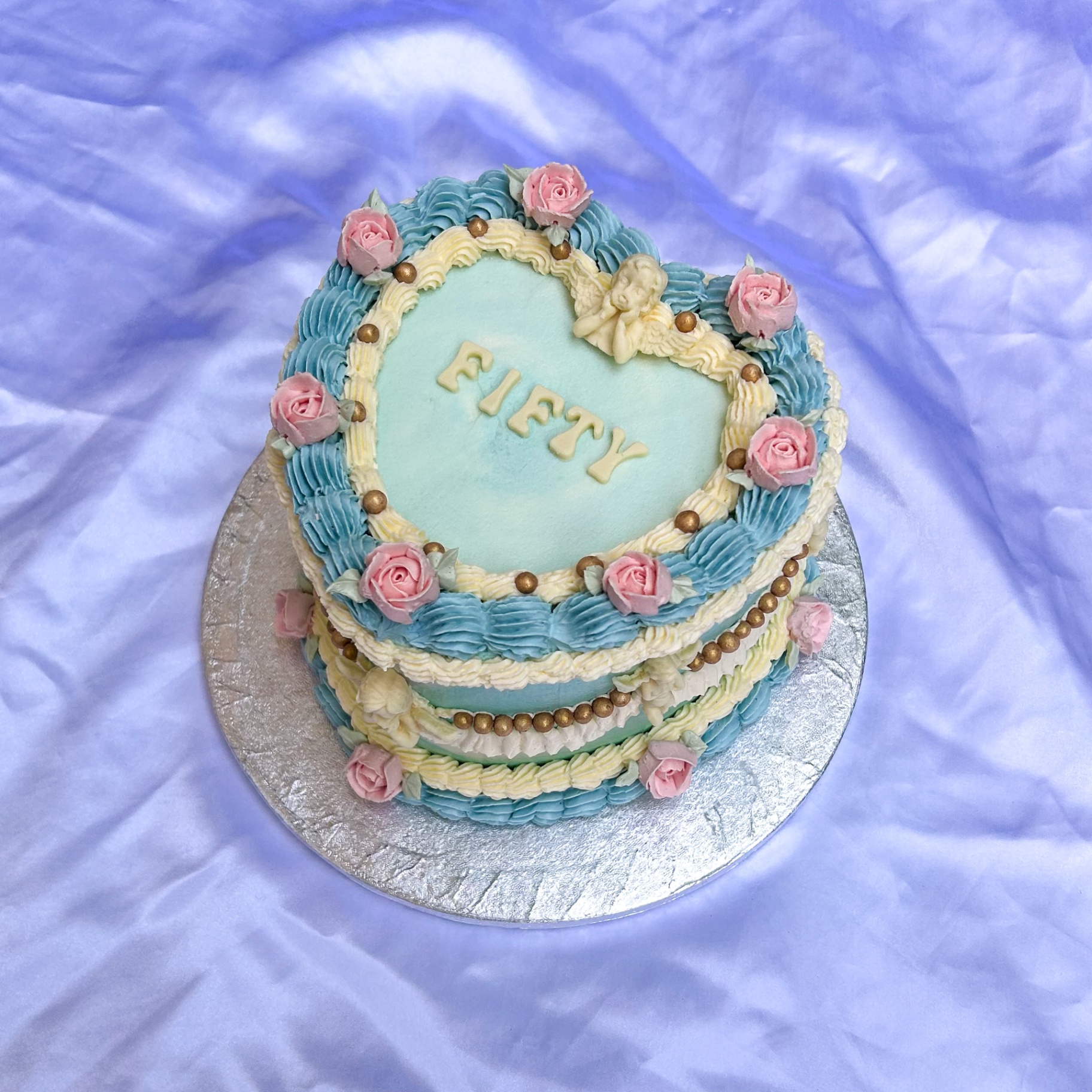 Vintage style heart cake with pink roses